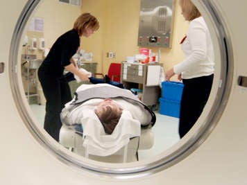 Préparant un enfant pour la procédure de tomodensitogramme neurologique