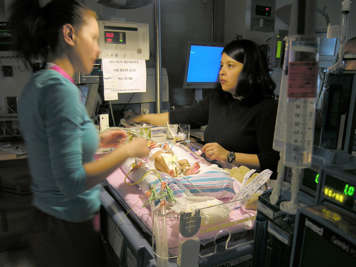 Nurse and mom in NICU