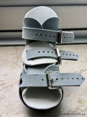 Using a silicone pressure saddle on the middle strap to alleviate pressure